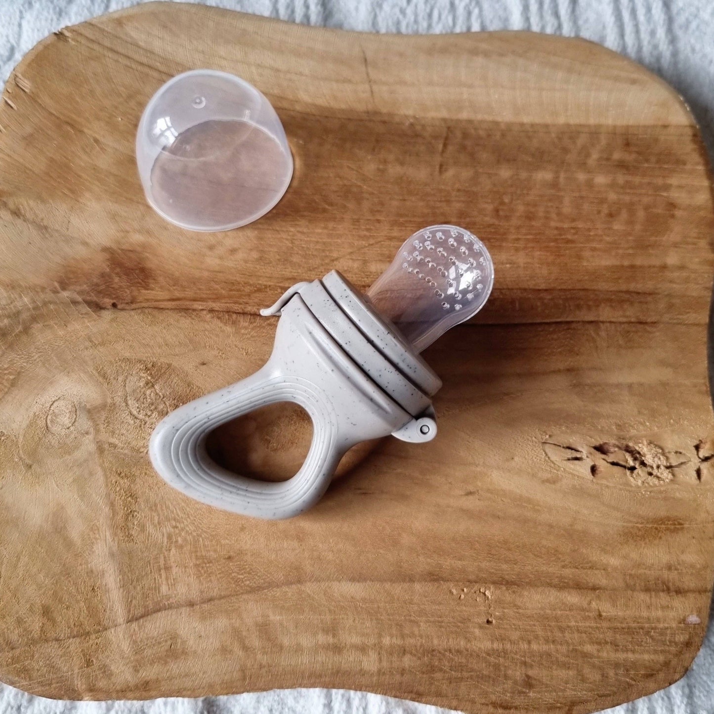 Fruchtschnuller / Fruit Feeder – sicher naschen & zahnen // Sand