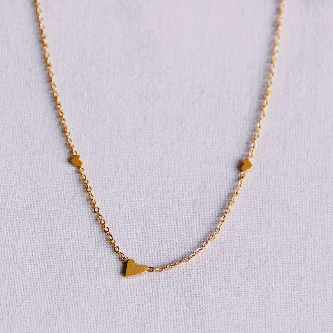 Feine Halskette aus Edelstahl mit 3 Mini-Herzen – Gold