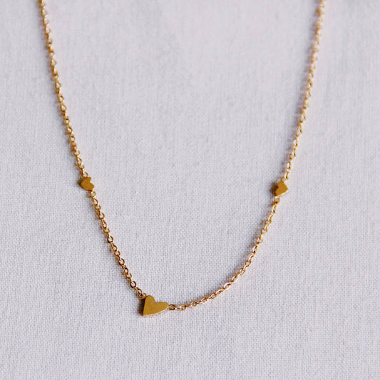 Feine Halskette aus Edelstahl mit 3 Mini-Herzen – Gold