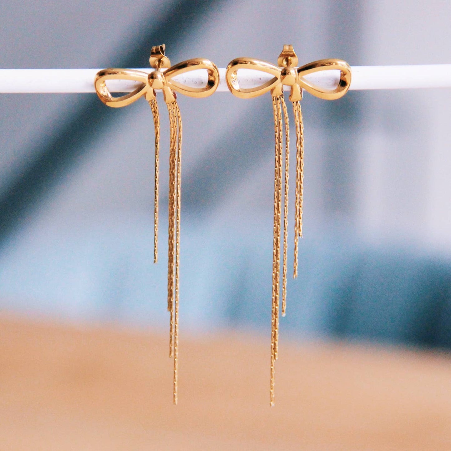 Statement-Ohrringe mit Schleifen-Design & Kettendetails