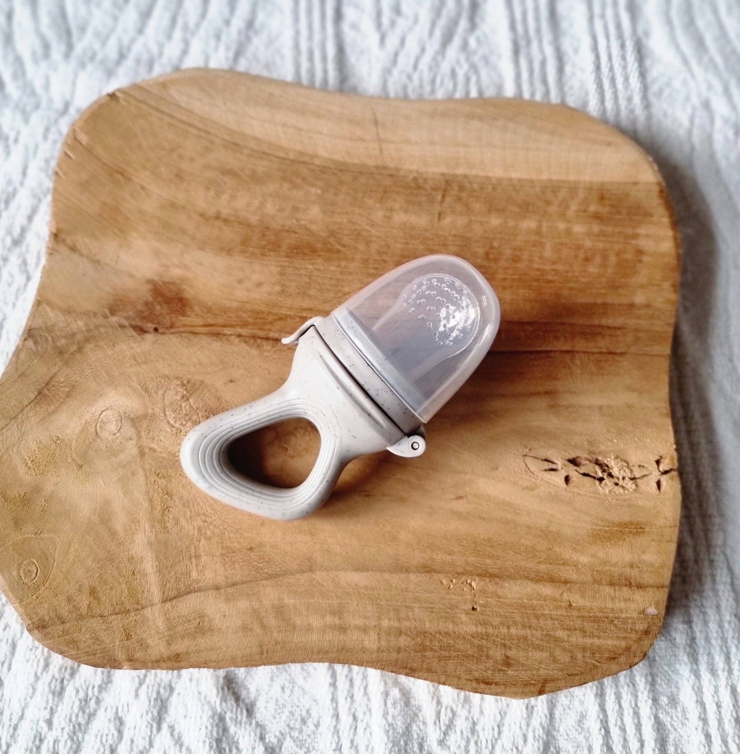 Fruchtschnuller / Fruit Feeder – sicher naschen & zahnen // Sand