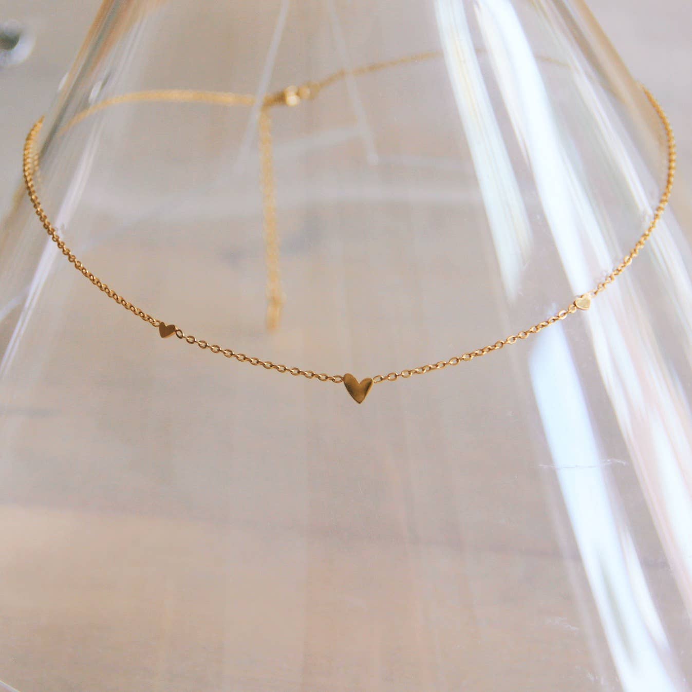 Feine Halskette aus Edelstahl mit 3 Mini-Herzen – Gold